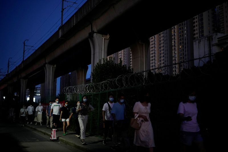 &copy; Reuters.   ７月５日、 中国・上海市は、２５００万人の住民の大部分を対象に新型コロナウイルスの集団検査を新たに２回実施すると発表した。上海で１日撮影（２０２２年　ロイター/Aly Song）