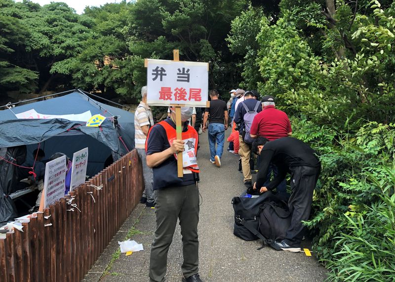 &copy; Reuters. 　７月６日　東京の気温が今年初めて３５度を超えた６月２５日、東池袋中央公園にはＮＰＯ法人ＴＥＮＯＨＡＳＨＩが主催する食糧配布に長い列が出来ていた。６月２５日、東京都豊島区