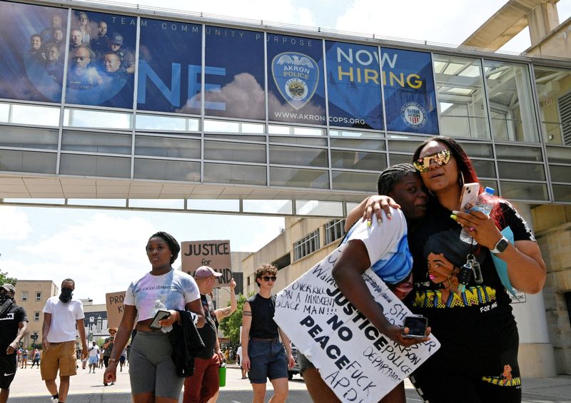 &copy; Reuters. FILE PHOTO: Demonstrators protest against the Akron police shooting death of Black man Jayland Walker in Akron, Ohio, U.S. July 3, 2022.  REUTERS/Gaelen Morse/File Photo