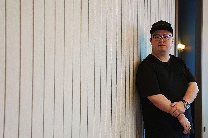 © Reuters. Jason Fung, ex-chefe da unidade de jogos do TikTok que deixou a empresa para iniciar uma startup de jogos em blockchain chamada Meta0, posa após uma entrevista à Reuters em Hong Kong, China
05/07/2022
REUTERS/Lam Yik