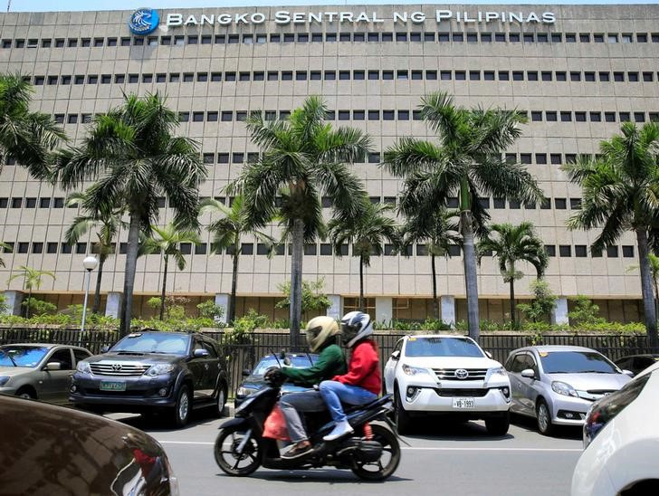 &copy; Reuters. フィリピン中央銀行のメダラ総裁は６日、中銀は年内に１００ベーシスポイント（ｂｐ）の追加利上げを行う可能性があると述べた。写真は、フィリピン中央銀行の本店前景。２０１６年４