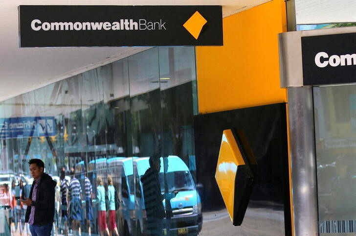 &copy; Reuters. オーストラリア・コモンウェルス銀行（ＣＢＡ）は６日、豪準備銀行（ＲＢＡ、中央銀行）の利上げを受け、変動金利型住宅ローンの金利を１５日から年率０．５％引き上げると発表した。