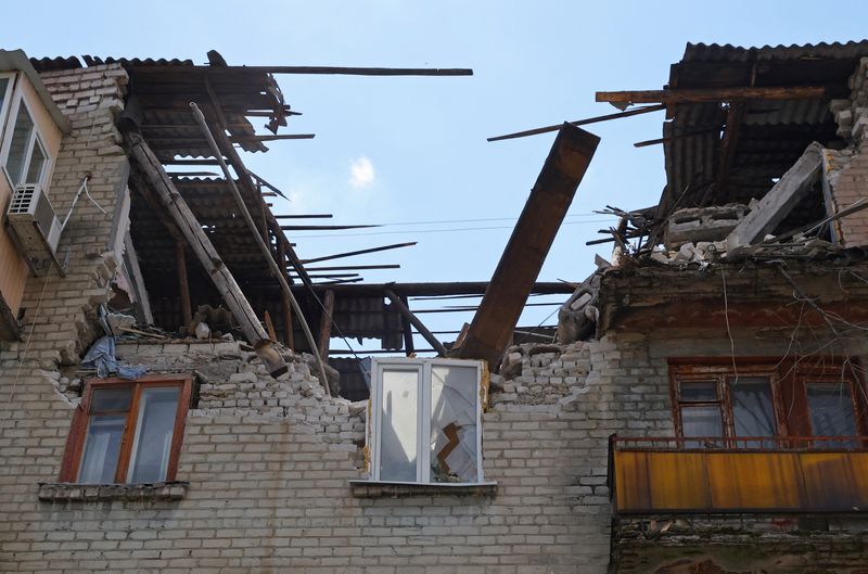 &copy; Reuters. A view shows an apartment building damaged during Ukraine-Russia conflict in the city of Lysychansk in the Luhansk Region, Ukraine July 5, 2022. REUTERS/Alexander Ermochenko