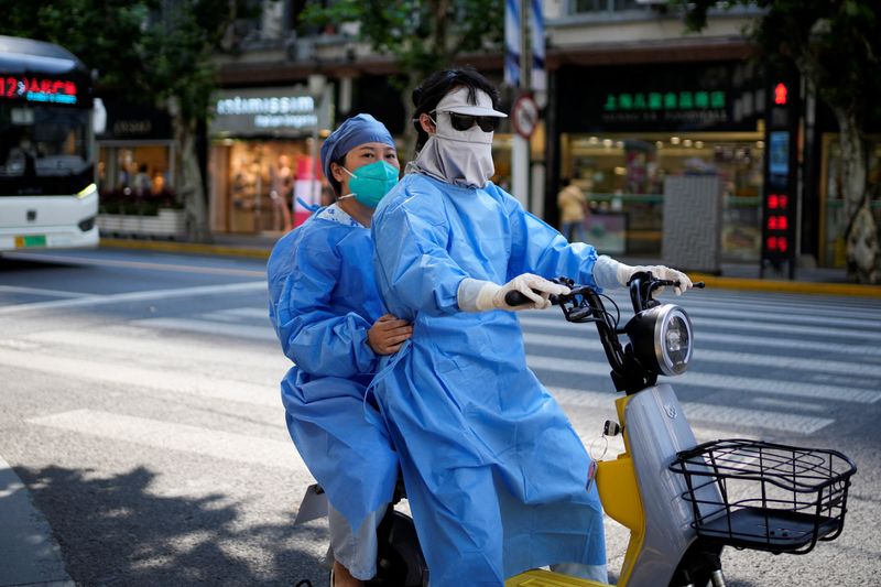 &copy; Reuters. 　７月６日、中国で新型コロナウイルスの感染が再び拡大している。上海市ではクラスター（集団感染）が発生。各地で感染防止措置が強化されている。写真は上海で６月撮影（２０２２年