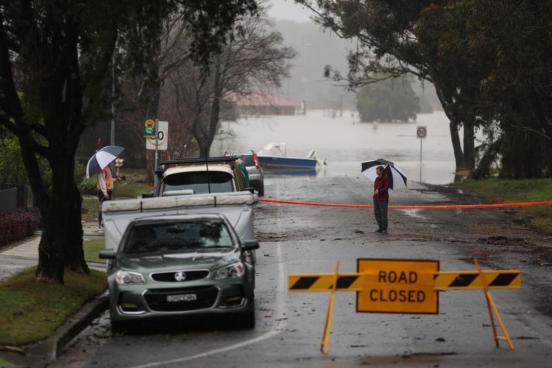 &copy; Reuters. Les autorités australiennes ont demandé mercredi à plus de 85.000 personnes d'évacuer leurs logements dans la région de Sydney, alors que les rivières restent au-dessus des niveaux d'alerte. /Photo prise le 6 juillet 2022/REUTERS/Loren Elliott