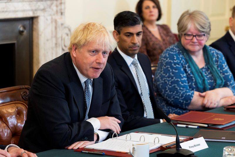 Boris Johnson se sitúa al borde del abismo tras la renuncia de dos ministros