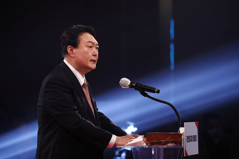 &copy; Reuters. رئيس كوريا الجنوبية يون سوك يول في الحملة الانتخابية قبل توليه المنصب في سول في الخامس من نوفمبر تشرين الثاني 2021. تصوير كيم هونج-جي - رويترز.