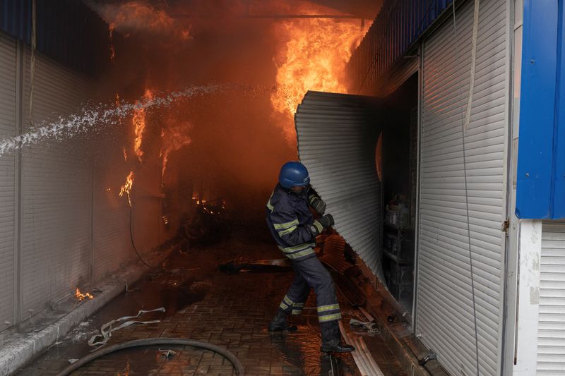 &copy; Reuters. Bomberos rocían agua sobre el fuego en el mercado después de los bombardeos, mientras continúa el ataque de Rusia a Ucrania, en Sloviansk, región de Donetsk, Ucrania. 5 de julio de 2022. REUTERS/Marko Djurica