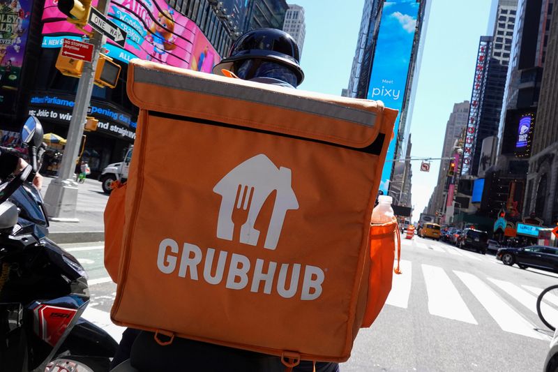 © Reuters. FILE PHOTO: A Grubhub delivery person rides in Manhattan, New York City, U.S., May 9, 2022. REUTERS/Andrew Kelly