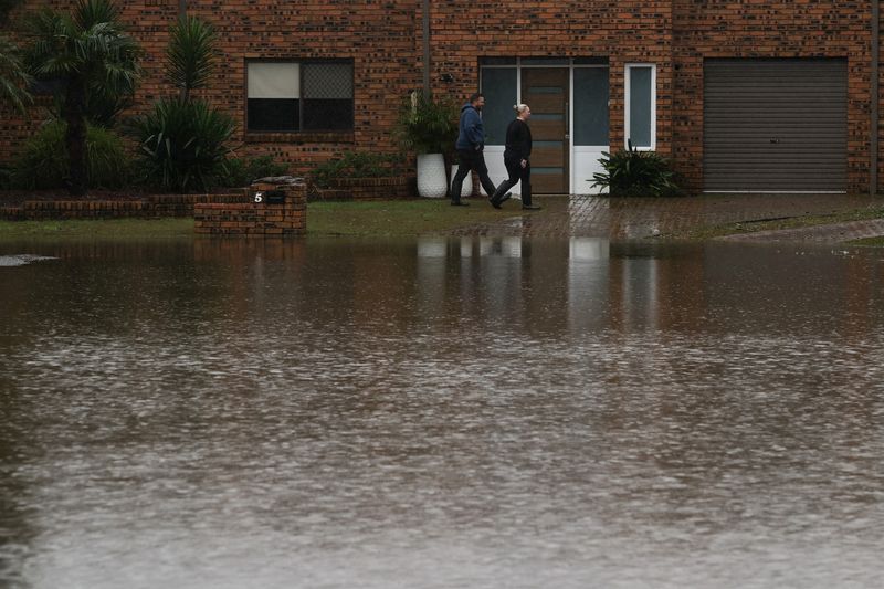 &copy; Reuters. Davantage de résidents ont été appelés à évacuer Sydney, la plus grande ville australienne, mercredi, après quatre jours de pluies torrentielles et malgré la baisse d'intensité des précipitations, face aux risques posés par la montée des eaux.