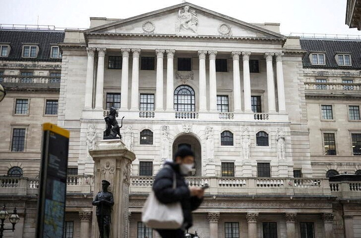 &copy; Reuters. FILE PHOTO: A person walks past the Bank of England in the City of London financial district in London, Britain, January 23, 2022. REUTERS/Henry Nicholls