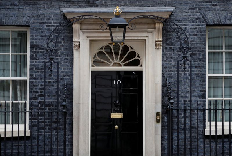 © Reuters.  The door of 10 Downing Street in London as the spread of the coronavirus disease (COVID-19) continues, London, Britain, April 6, 2020. REUTERS/Peter Nicholls