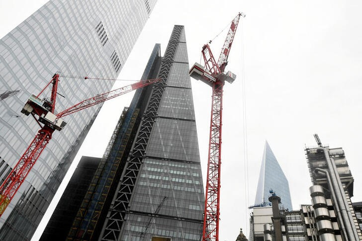 &copy; Reuters. 　Ｓ＆Ｐグローバル／ＣＩＰＳが６日発表した６月の英国の建設業ＰＭＩは５２．６と、前月の５６．４から低下し、２０２１年９月以来の低水準となった。写真はロンドンで２０２０年６