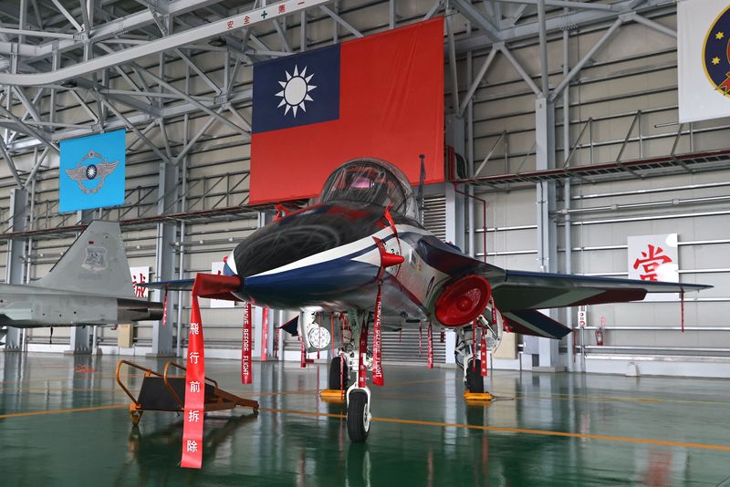 &copy; Reuters. طائرة التدريب التايوانية الجديدة المتطورة في قاعدة جوية يوم الأربعاء. تصوير آن وانج-رويترز.