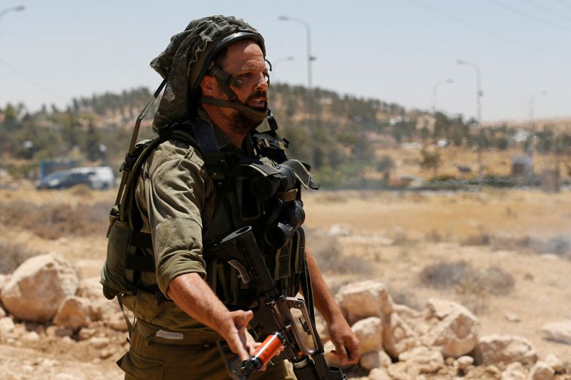 &copy; Reuters. جندي إسرائيلي جنوب الخليل في الضفة الغربية في العاشر من يونيو حزيران 2022. تصوير موسى قواسمة- رويترز.