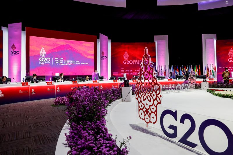 &copy; Reuters. FOTO DE ARCHIVO. Jefes de delegados se preparan para una reunión en el último día de la reunión de ministros de finanzas y gobernadores de bancos centrales del G20 en Yakarta, Indonesia. 18 de febrero de 2022. Mast Irham/Pool vía REUTERS