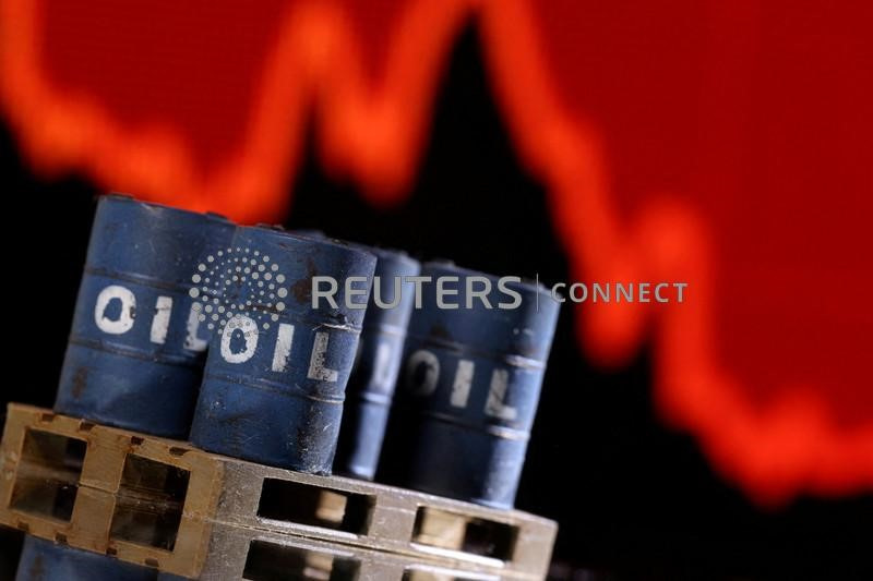 &copy; Reuters. Una miniatura di barili di greggio davanti a un grafico. REUTERS/Dado Ruvic/