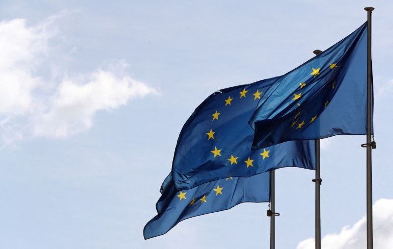&copy; Reuters. Bandiere dell'Unione europea davanti la sede della Commissione a Bruxelles. REUTERS/Yves Herman