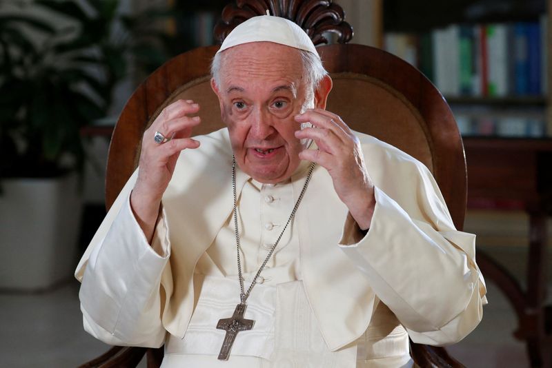 &copy; Reuters. Papa Francesco I durante un'intervista con Reuters a Città del Vaticano. REUTERS/Remo Casilli