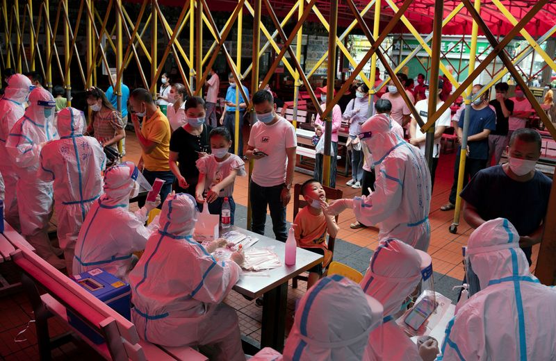 &copy; Reuters. FOTO DE ARCHIVO. Residentes hacen cola para las pruebas de ácido nucleico en un mercado nocturno tras un nuevo caso de la enfermedad del coronavirus (COVID-19) en Haikou, provincia de Hainan, China. 3 de agosto de 2021. China Daily vía REUTERS