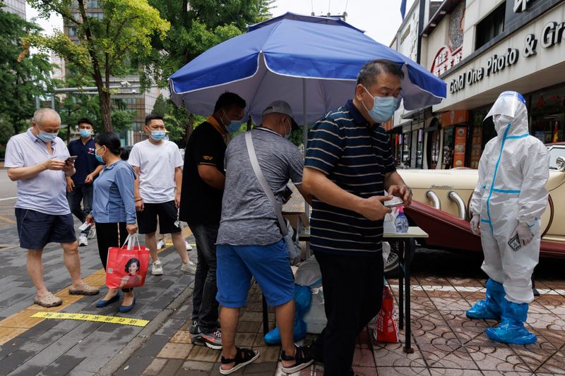 &copy; Reuters. 　７月６日、中国北京市は、混雑した場所に出入りする人に対し、新型コロナウイルスのワクチン接種を義務付けると発表した。北京市内の検査所で６日撮影（２０２２年　ロイター／Thomas