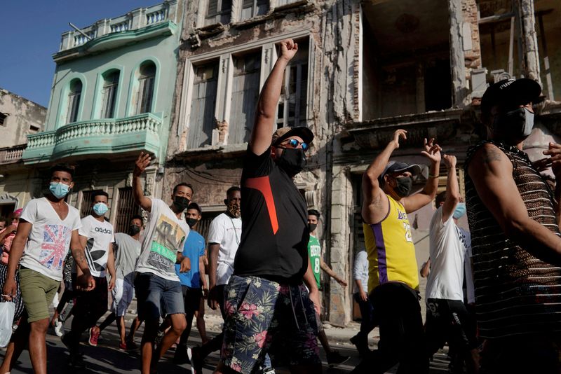 &copy; Reuters. FILE PHOTO: Protesters shout slogans against the government during a demonstration, which also involved counter-protesters who are in support of the government, amidst the coronavirus disease (COVID-19) outbreak, in Havana, Cuba July 11, 2021. REUTERS/Ale
