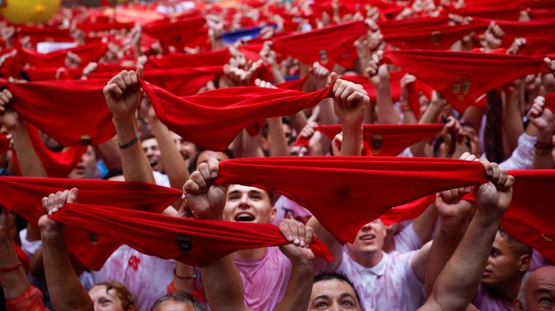 &copy; Reuters. Los asistentes sostienen los tradicionales pañuelos rojos durante la apertura de las fiestas de San Fermín en Pamplona, España, el 6 de julio de 2022. REUTERS/Juan Medina