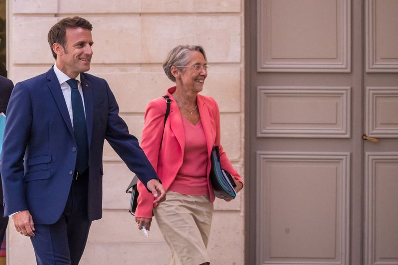 &copy; Reuters. French President Emmanuel Macron and Prime Minister Elisabeth Borne arrive for the first cabinet meeting with new ministers at Elysee Palace in Paris, France July 4, 2022.  Christophe Petit Tesson/Pool via REUTERS
