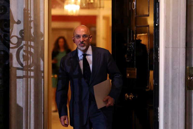 &copy; Reuters. وزير المالية البريطاني الجديد ناظم الزهاوي في مقر الحكومة البريطانية في لندن يوم الثلاثاء. تصوير هنري نيكولز- رويترز.