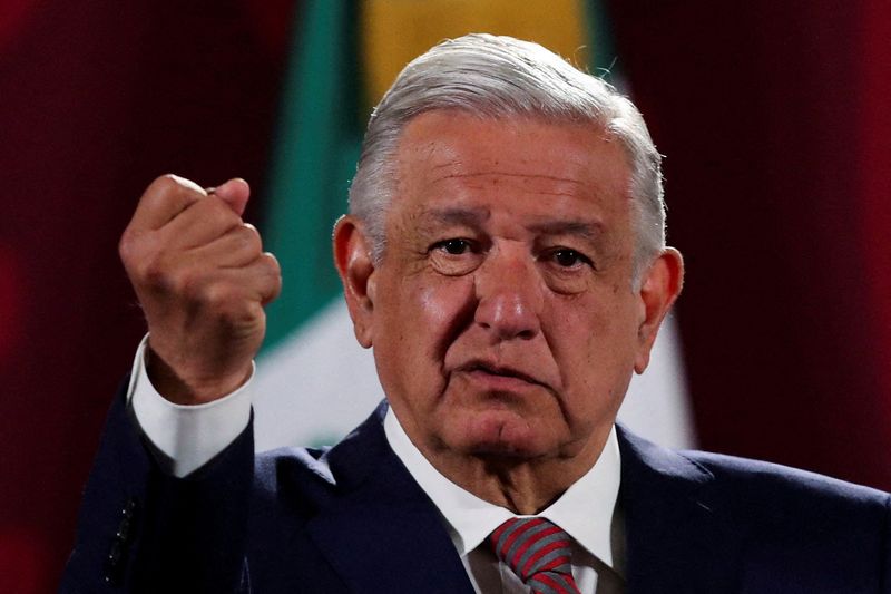 &copy; Reuters. Imagen de archivo del presidente de México, Andrés Manuel López Obrador, asistiendo a una rueda de prensa en el Palacio Nacional en Ciudad de México