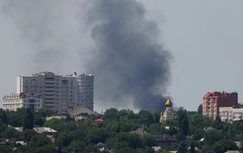 &copy; Reuters. Fumaça sobe durante conflito entre Rússia e Ucrânia em Donetsk
06/07/2022 REUTERS/Alexander Ermochenko