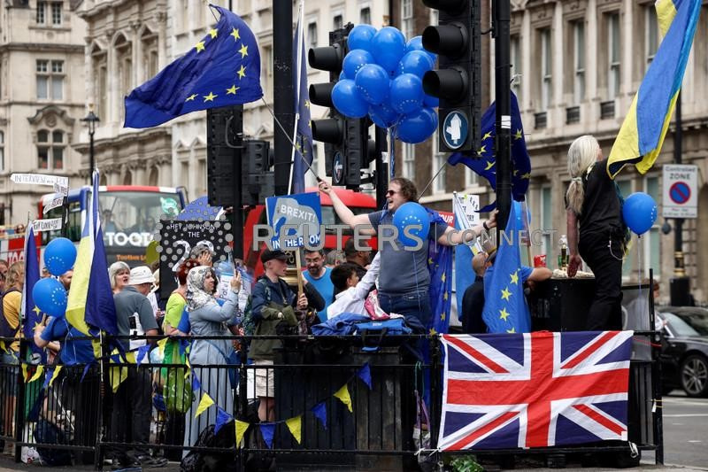 &copy; Reuters. Manifestanti protetano contro il primo ministro britannico Boris Johnson, a Londra 6 luglio 2022. REUTERS/Henry Nicholls