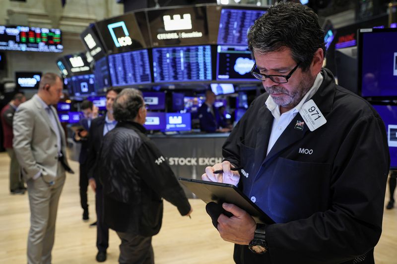 &copy; Reuters. Operadores trabalham na Bolsa de Nova York, em NY, EUA
28/04/2022
REUTERS/Brendan McDermid