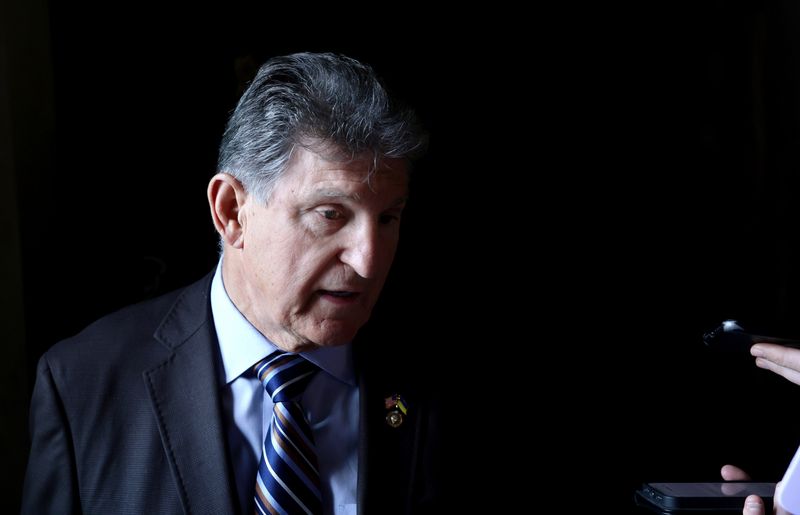 © Reuters. FILE PHOTO: Senator Joe Manchin (D-WV) speaks to journalists in the United States Capitol building in Washington, U.S., May 26, 2022. REUTERS/Evelyn Hockstein