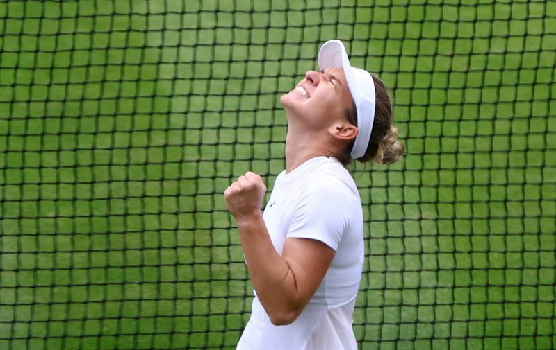 &copy; Reuters. Tenis - Wimbledon - All England Lawn Tennis and Croquet Club, Londres, Gran Bretaña - 6 de julio de 2022. La rumana Simona Halep celebra la victoria en su partido de cuartos de final contra la estadounidense Amanda Anisimova. REUTERS/Hannah Mckay