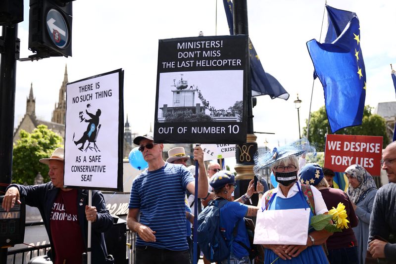 &copy; Reuters. Demonstrators protest against British Prime Minister Boris Johnson, in London, Britain July 6, 2022. REUTERS/Henry Nicholls