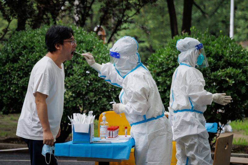 &copy; Reuters. Profissional de saúde em trajes de proteção colhe amostra para teste de detecção de  Covid em Pequim
06/07/2022 REUTERS/Thomas Peter