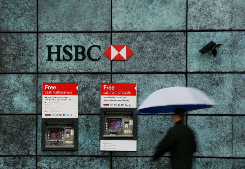 &copy; Reuters. Un uomo passa davanti ad uno sportello HSBC nella City di Londra. 12 novembre 2014.   REUTERS/Stefan Wermuth
