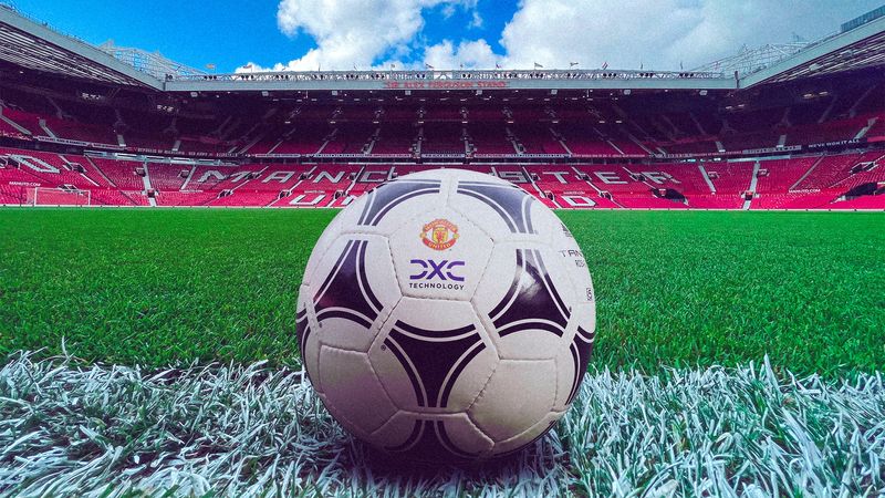 © Reuters. FILE PHOTO: A football showing Manchester United and DXC logos lies on the ground of Old Trafford stadium in  Manchester, Britain June 29, 2022. DXC/Handout via REUTERS 