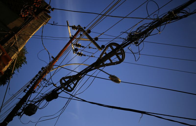 © Reuters. Poste com fios de telefonia no Rio de Janeiro
24/06/2014
REUTERS/Kai Pfaffenbach