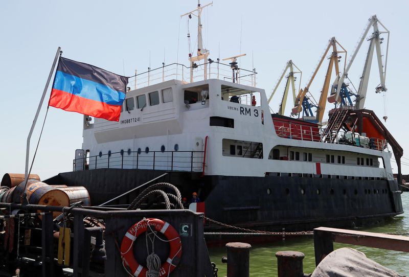 &copy; Reuters. سفينة محملة بالبضائع ترسو في ميناء ماريوبول بأوكرانيا يوم 30 مايو أيار 2022 .
تصوير : ألكساندر إيرميشينكو-رويترز  