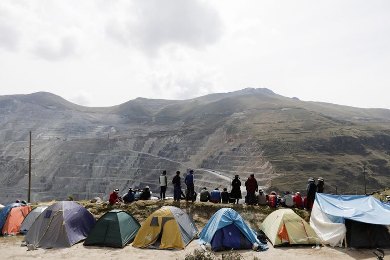 &copy; Reuters. FOTO DE ARCHIVO-Miembros de comunidades indígenas acampan en los terrenos de la mina de cobre Las Bambas, de propiedad china, en Las Bambas, Perú. 26 de abril de 2022. REUTERS/Angela Ponce