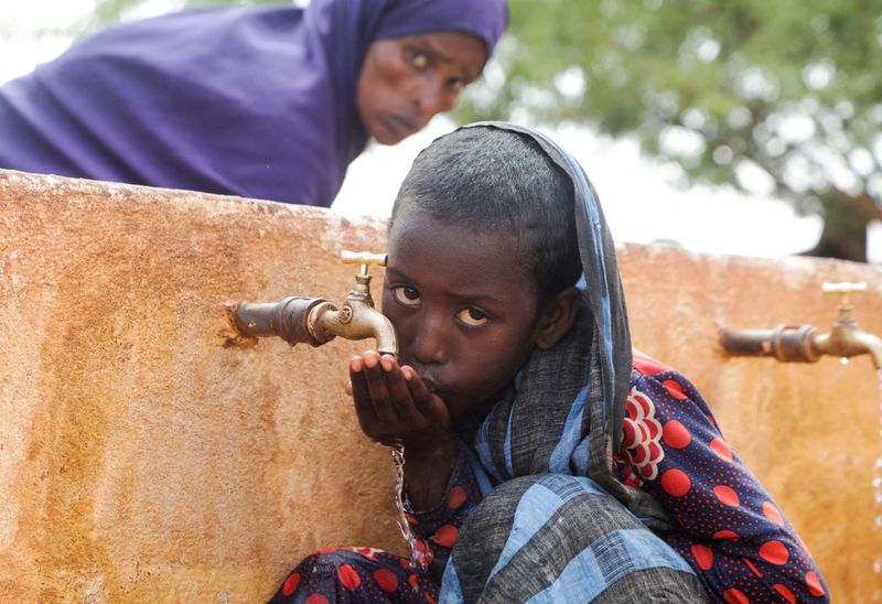 &copy; Reuters. FOTO DE ARCHIVO: Una joven somalí bebe agua de un grifo en el campamento para desplazados internos de Kaxareey en Dollow, región de Gedo, Somalia, el 24 de mayo de 2022. REUTERS/Feisal Omar