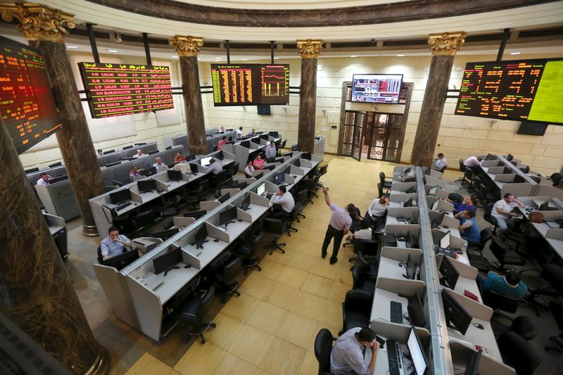 &copy; Reuters. متعاملون يتابعون حركة تداول الأسهم بالبورصة المصرية في صورة من أرشيف رويترز .
