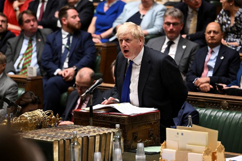 © Reuters. رئيس الوزراء البريطاني بوريس جونسون يتحدث أمام البرلمان في لندن يوم الأربعاء. صورة لرويترز من البرلمان البريطاني.