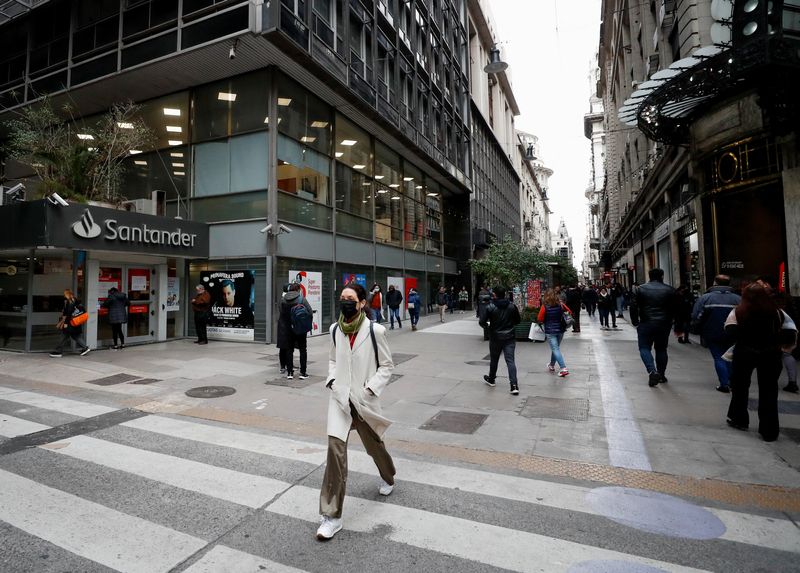 &copy; Reuters. FILE PHOTO: People walk in downtown Buenos Aires, Argentina, July 4, 2022. REUTERS/Agustin Marcarian