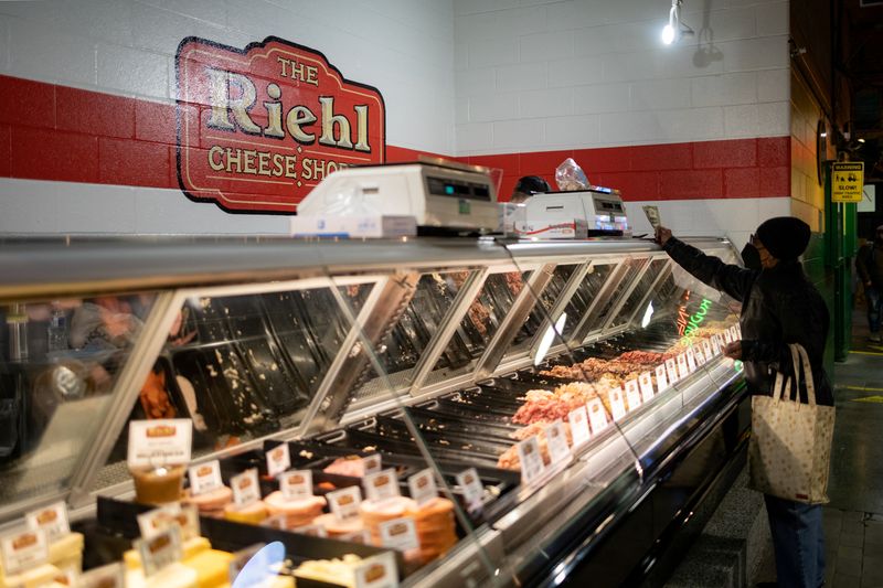 &copy; Reuters. FILE PHOTO: A customer shops at a deli in Reading Terminal Market after the inflation rate hit a 40-year high in January, in Philadelphia, Pennsylvania, U.S. February 19, 2022.  REUTERS/Hannah Beier