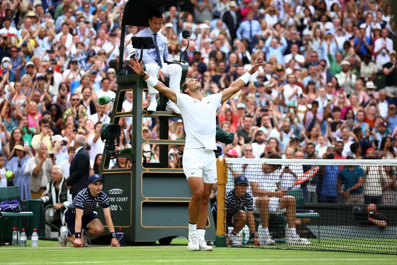 © Reuters. Tenis - Wimbledon - All England Lawn Tennis and Croquet Club, Londres, Gran Bretaña - 6 de julio de 2022. El español Rafael Nadal celebra la victoria en su partido de cuartos de final contra el estadounidense Taylor Fritz. REUTERS/Hannah Mckay 