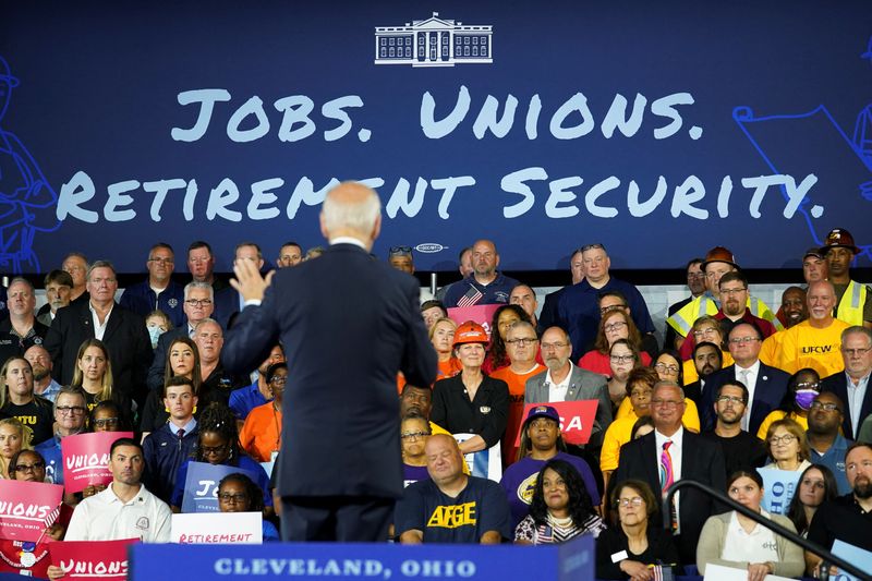 © Reuters. People listen as U.S. President Joe Biden speaks about his economic agenda, during his visit to Cleveland, Ohio, U.S., July 6, 2022. REUTERS/Kevin Lamarque