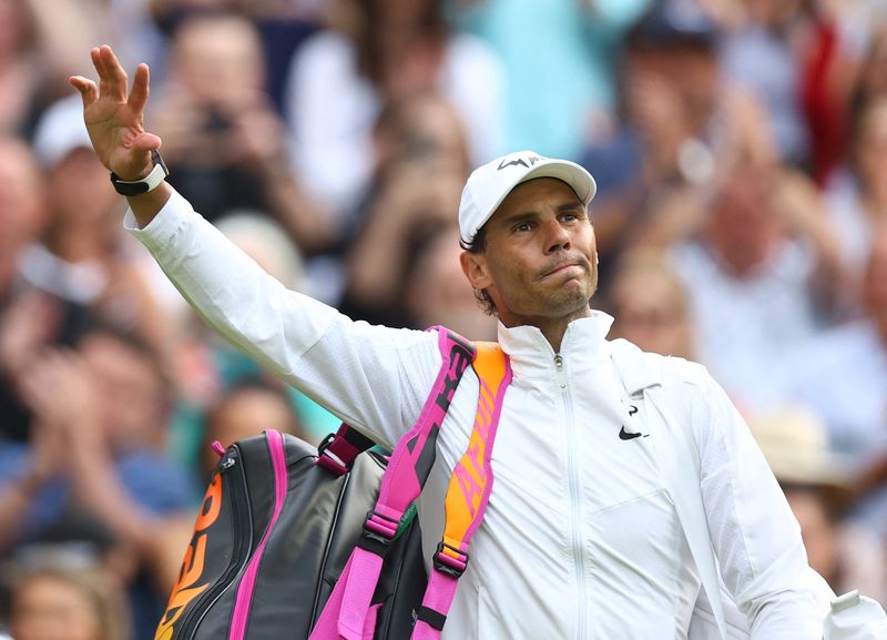 &copy; Reuters. Rafael Nadal se despide del público tras derrotar al estadounidense Taylor Fritz en los cuartos de final de Wimbledon, en el All England Lawn Tennis and Croquet Club, Londres, Inglaterra - Julio 6, 2022. REUTERS/Hannah Mckay